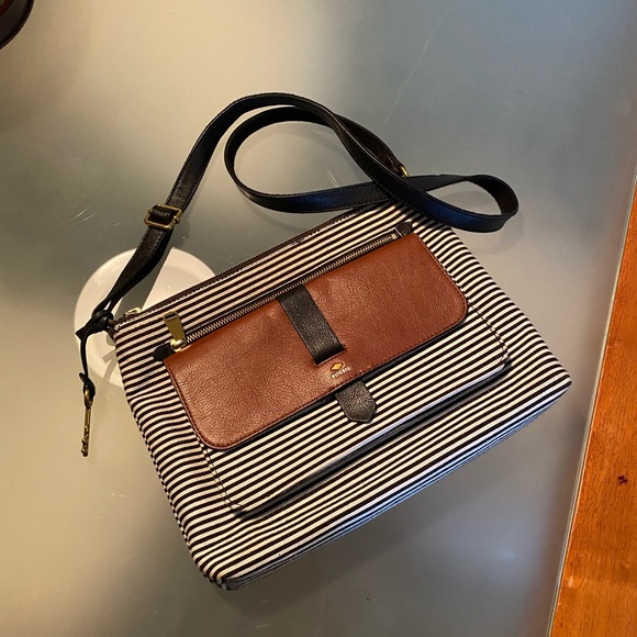 Like New! Fossil bag - Picture 2 of 15